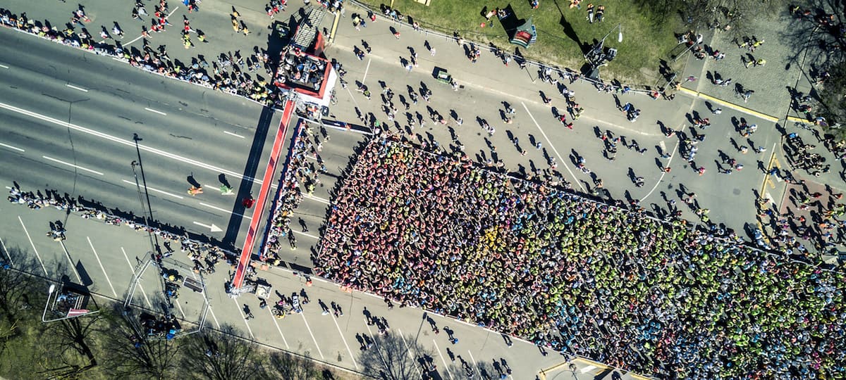 Imagen aérea de evento deportivo multitudinario